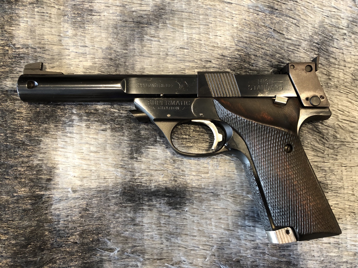 [ปืนฝากขายมือสอง] High Standard Super matic .22LR เก่าเก็บ โบราณ ใช้งานได้ สะสมดี ชอบก็มาจัดได้ครับ !!