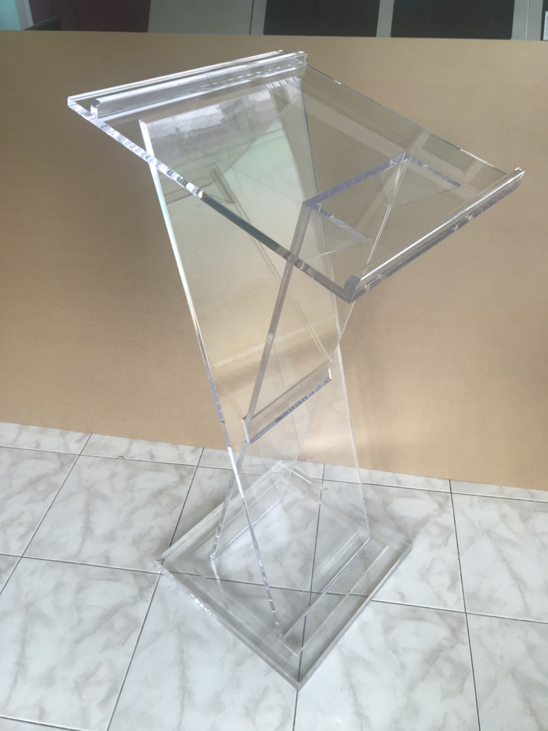 โพเดียม ให้เช่า อะคริลิคทรง X หนา 15 มม. ขนาด 50x55x123 ซม. พร้อมบริการรับ-ส่ง กทมฯและปริมณฑล