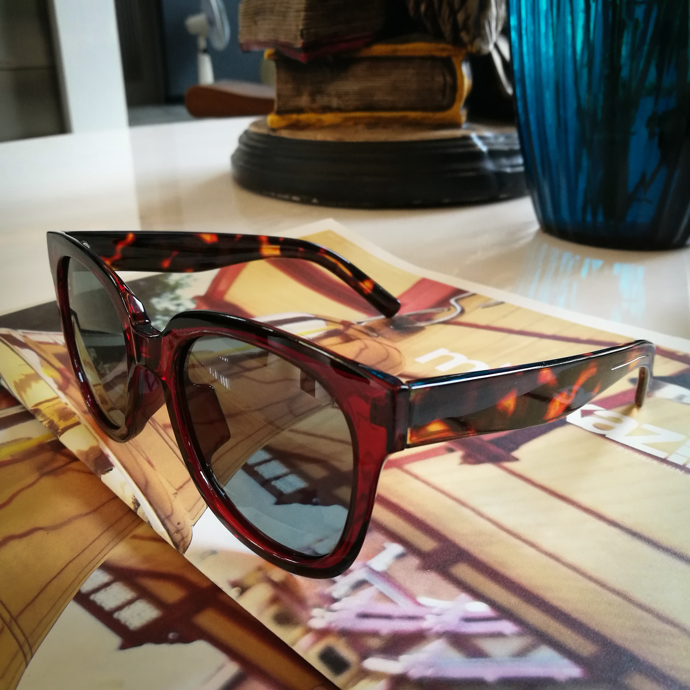 แว่นตาวินเทจ แว่นตากันแดดชินตา รุ่น Chinta Party (Red) เลนส์สีดำ ขาลายเสือ กรอบสีแดง ใช้เลนส์กันแดดคุณภาพดี ใส่ได้ทั้งชายและหญิง
