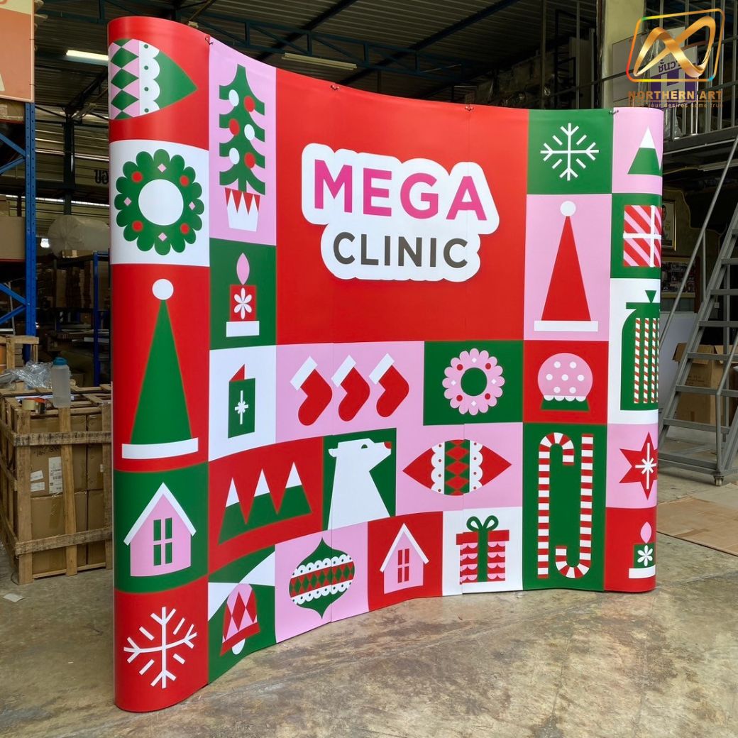 BACK DROP ฉากแบคดรอป รุ่นมน แบบโค้ง โครงอะลูมิเนียม ถอดประกอบได้ พร้อมงานพิมพ์ +โคมไฟ 2 ชุด และกระเป๋าล้อลาก 1 ใบ