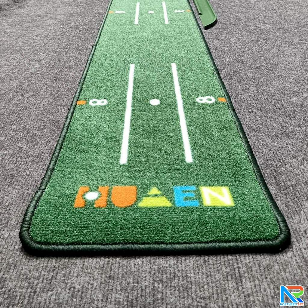 เกมส์กอล์ฟ ขนาด (W)30 x (L)284 x (H)10 cm. พร้อมไม้พัตเตอร์ปรับระดับได้ 1 อัน และลูกกอล์ฟโฟม 10 ลูก