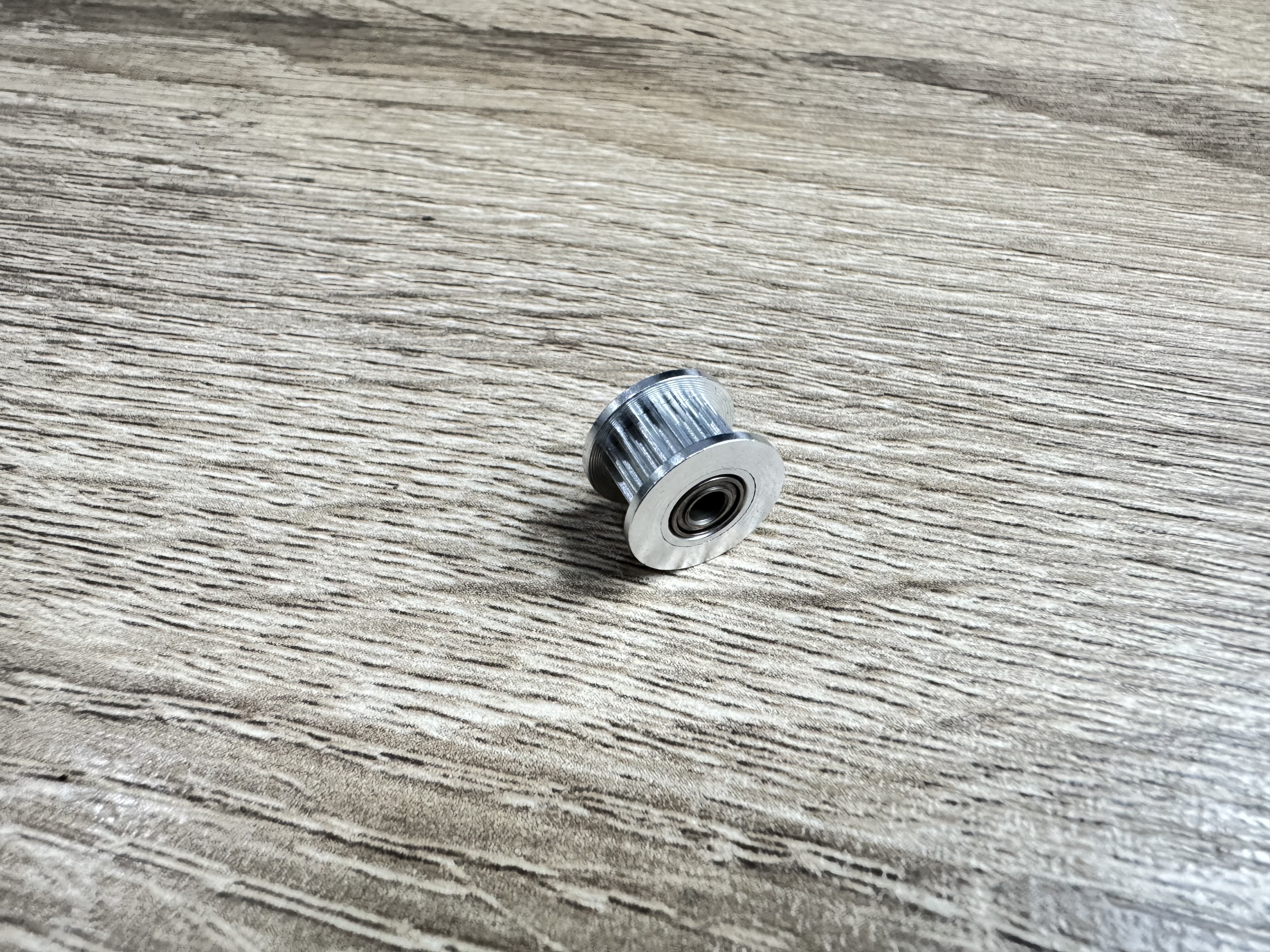 2GT Timing Pulley ขนาด 16 ฟัน สำหรับสายพานกว้าง 6mm แบบมีลูกปืนด้านในหมุนอิสระ สำหรับแกน 3mm