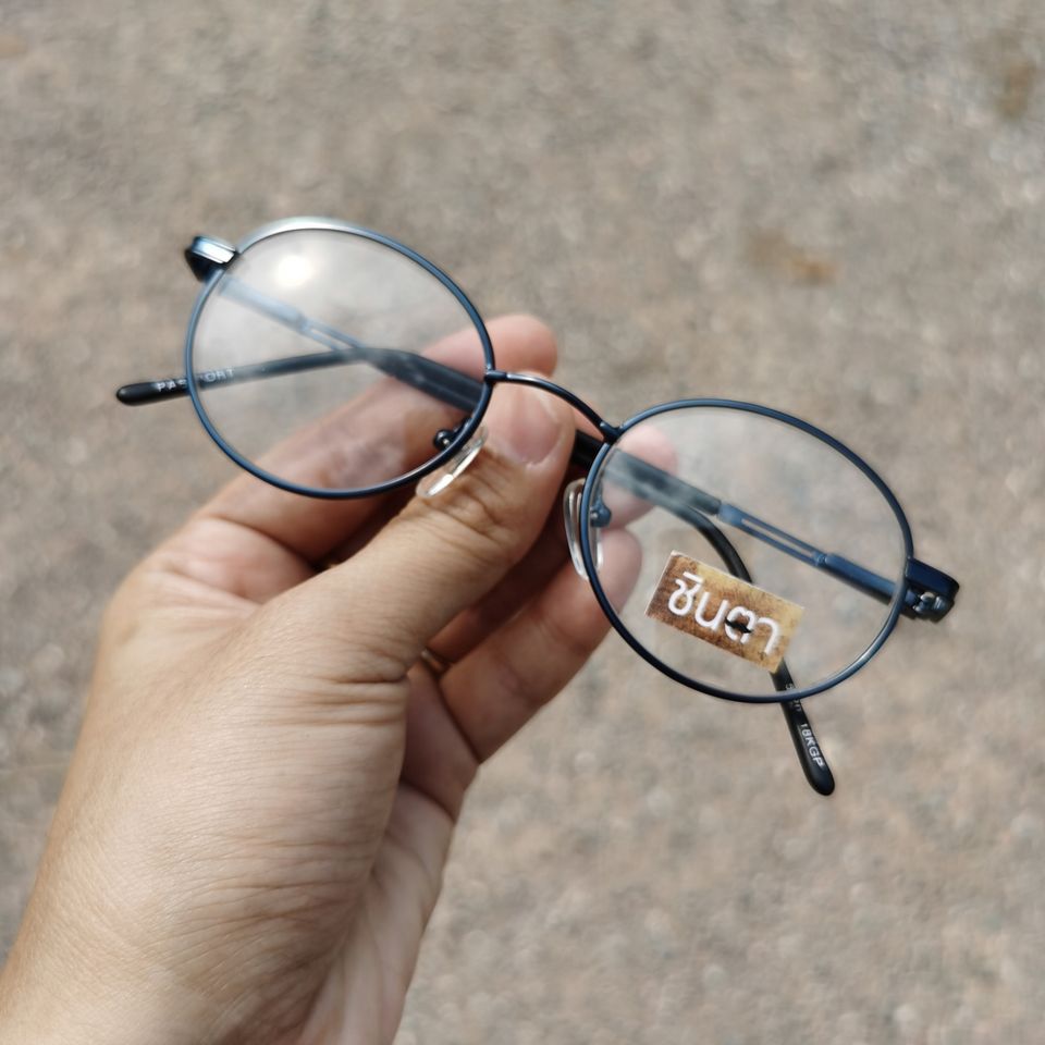 กรอบแว่นตา แว่นตาวินเทจ กรอบแว่นสายตา แว่นเก่าเก็บยุค 90s รุ่น Ree Blue M กรอบสีน้ำเงินเข้มเมทาลิก ทรงรีมน วินเทจแท้ นำไปตัดสายตา หายากและไม่มีผลิตอีกแล้ว นำเสนอโดย ร้านชินตา