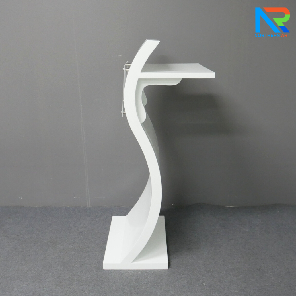โพเดียมไม้ สีขาว ทรง S Shape Podium พร้อมอะคริลิคติดหมุดด้านหน้า สำหรับติดโลโก้