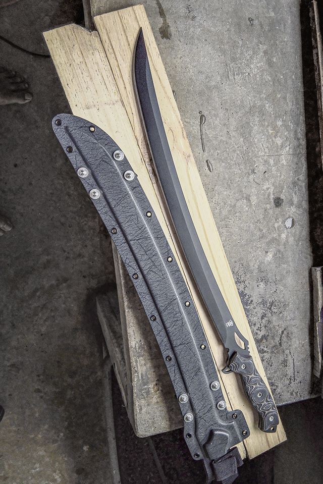 ดาบฟ้าร้อง1 ดาบ รุ่นนี้น้ำหนักเบา กวัดแกว่ง พลิ้วไหว มีช่องลดน้ำหนักใบ แต่ยังคงความแข็งแกร่งตามเดิม