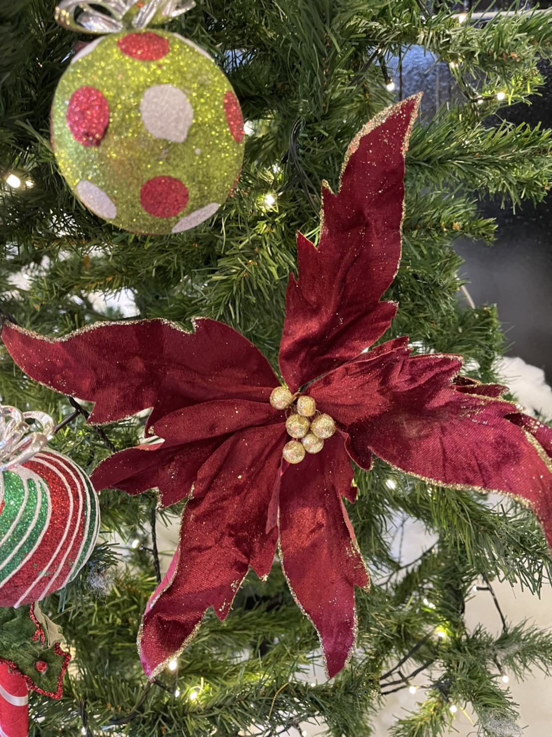 ต้นคริสต์มาสรวมของตกแต่ง