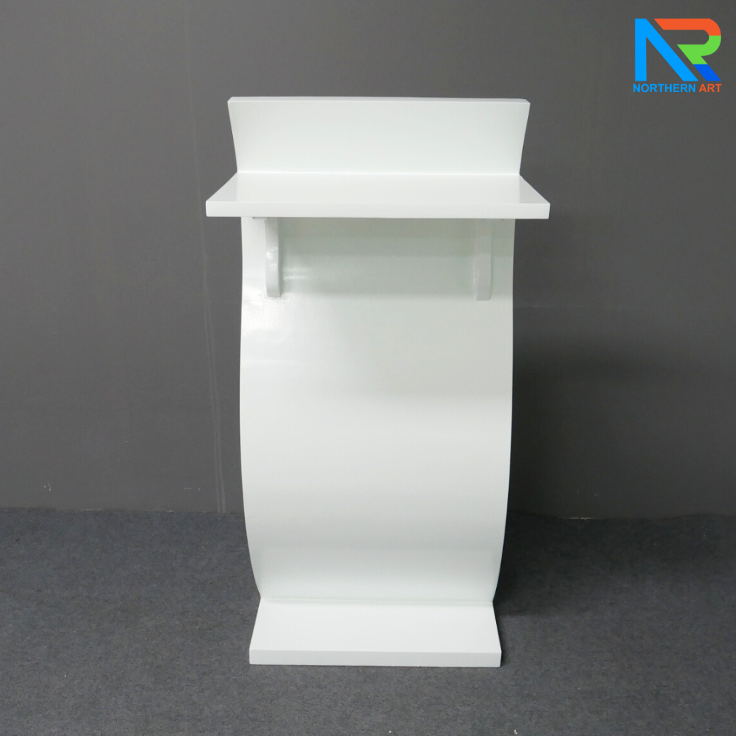 โพเดียมไม้ สีขาว ทรง S Shape Podium พร้อมอะคริลิคติดหมุดด้านหน้า สำหรับติดโลโก้