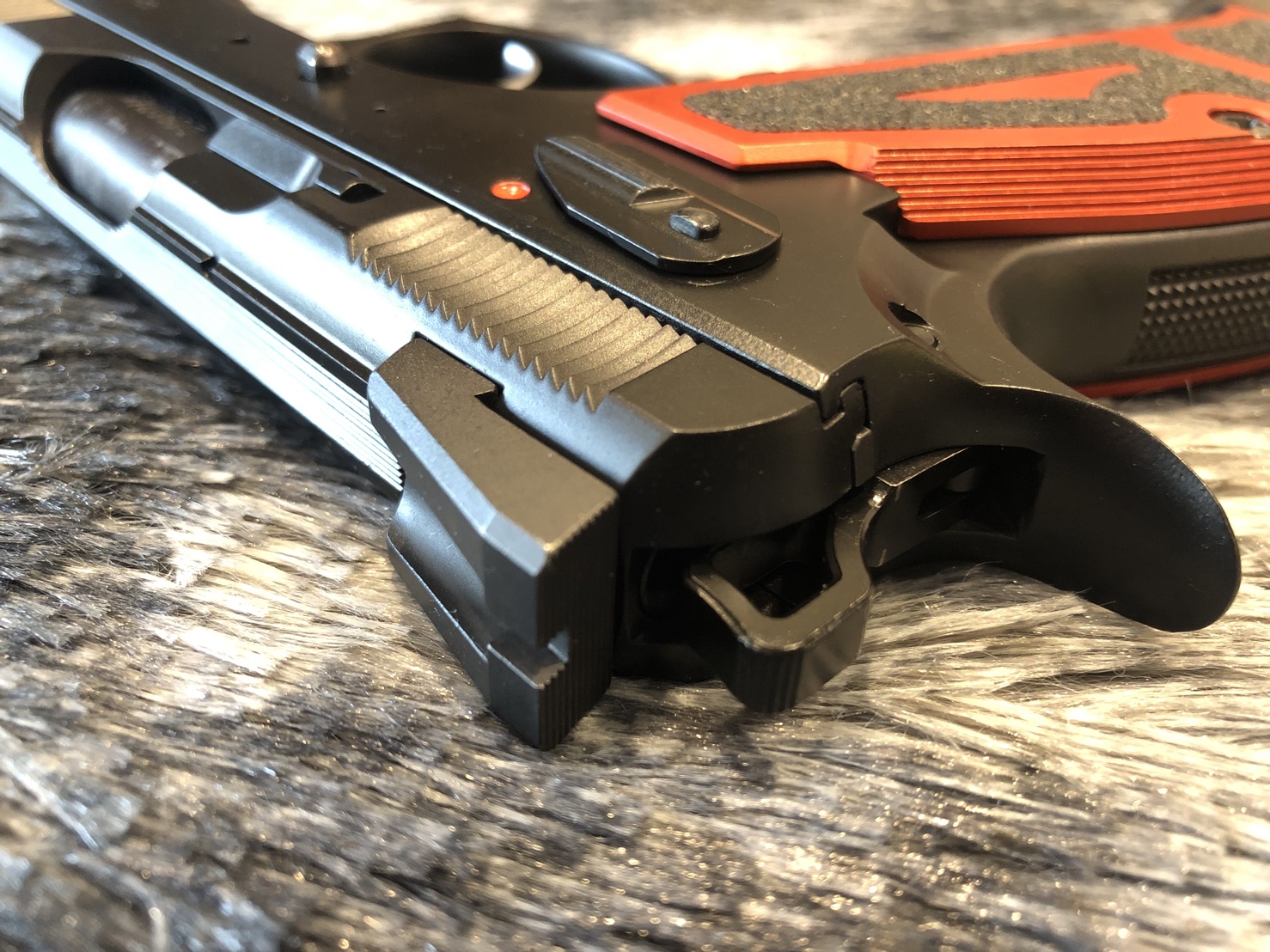 [ปืนฝากขายมือสอง] CZ Shadow 1 SP01 9มม สภาพดีเหล็กล้วน ประกับอลูมิเนียมแต่งซื่ง ไกเดิมๆ ครบเครื่อง ลงแข่งได้ทุก Division ** รับประกันตัวปืนและเอกสารเช่นเดิม **