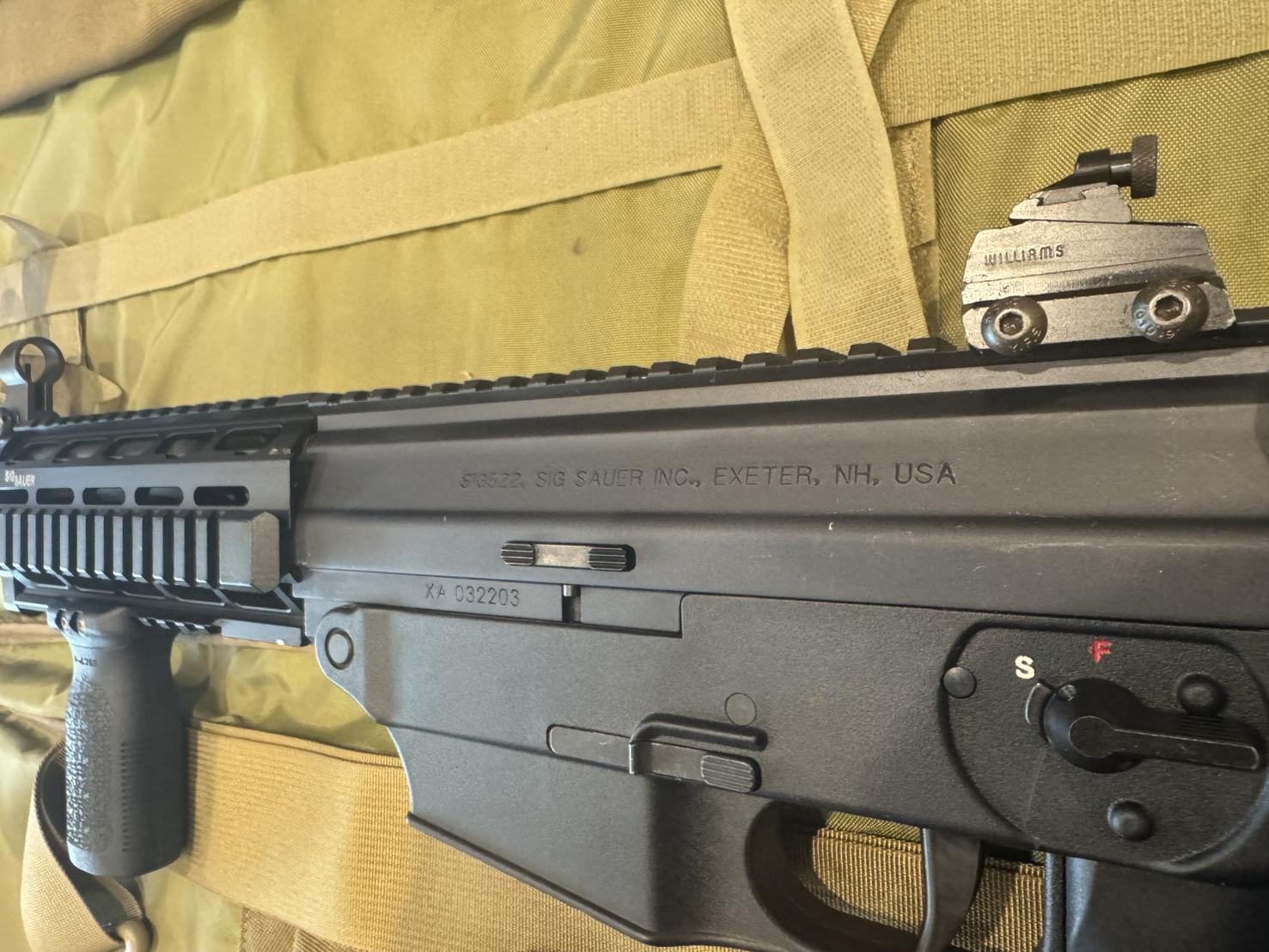 [ปืนฝากขายมือสอง] SIG 522 .22LR โครตสวย โครตสุด มาพร้อมแม็ก2ตัว ยิงดีมากๆยิงดีด้วย ระบบสมบรูณ์ !!