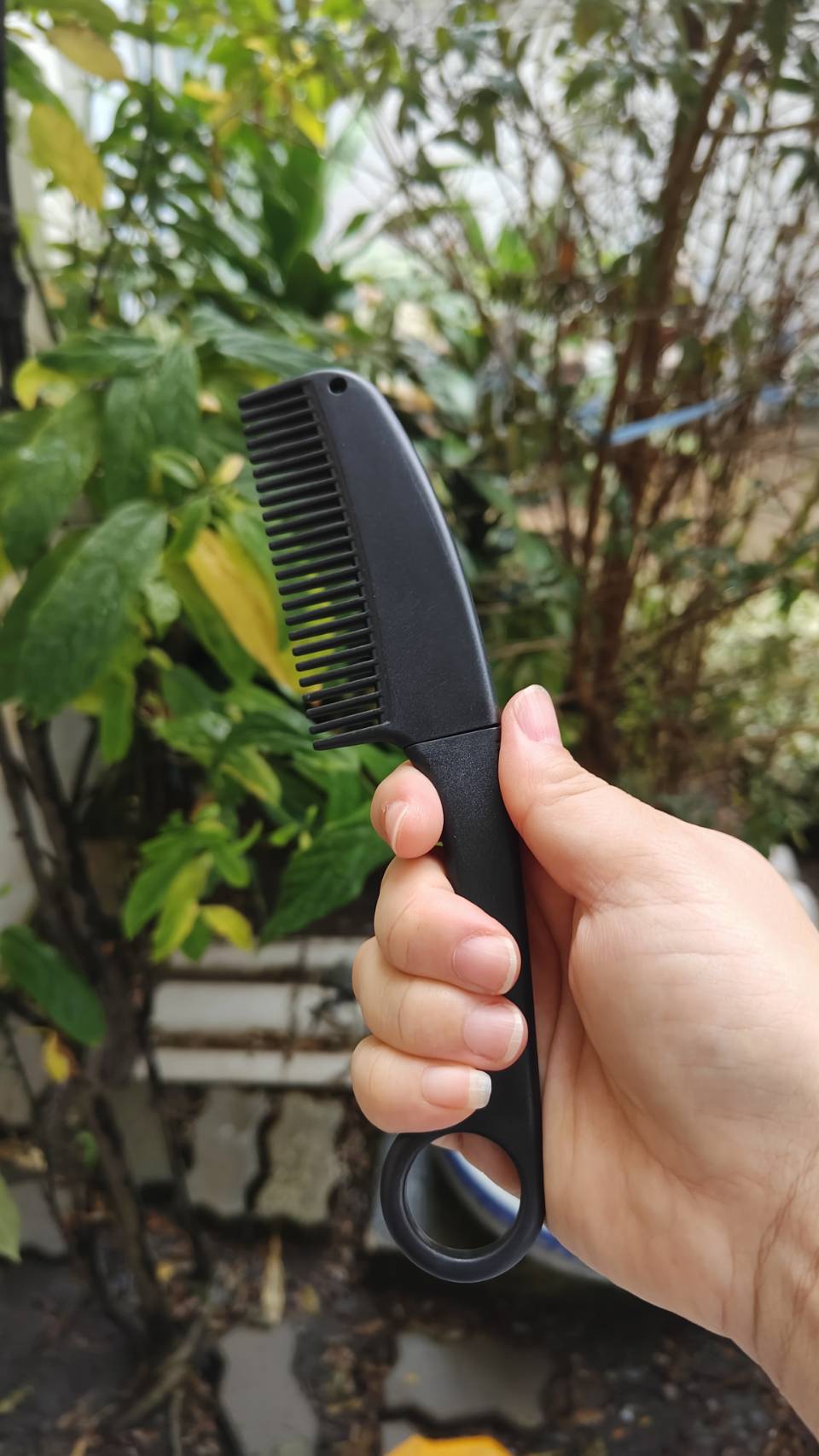 หวีซ่อนมีด มีสีดำหวีที่พกพาสะดวก น้ำหนักไม่มาก สามารถนำมาฝึกควงเป็นคารัมบิตได้