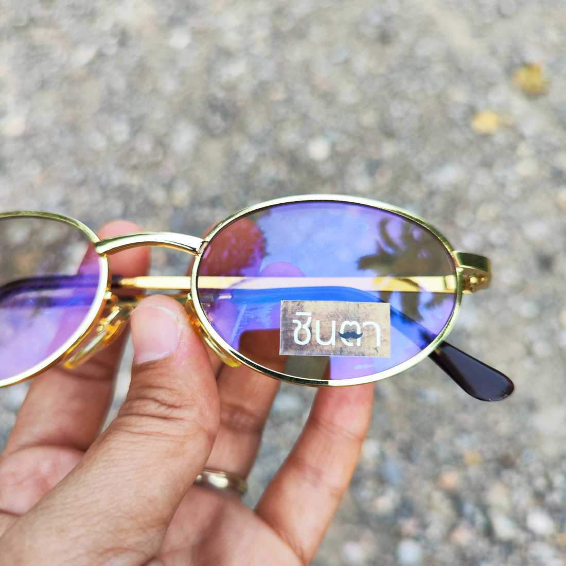 กรอบแว่นตา แว่นตาวินเทจ แว่นเก่าเก็บยุค 90 รุ่น Thong Cha กรอบสีทองทรงรีมน รองรับการนำไปตัดเลนส์สายตา วินเทจแท้ หายากและไม่มีผลิตอีกแล้ว นำเสนอโดย ร้านชินตา