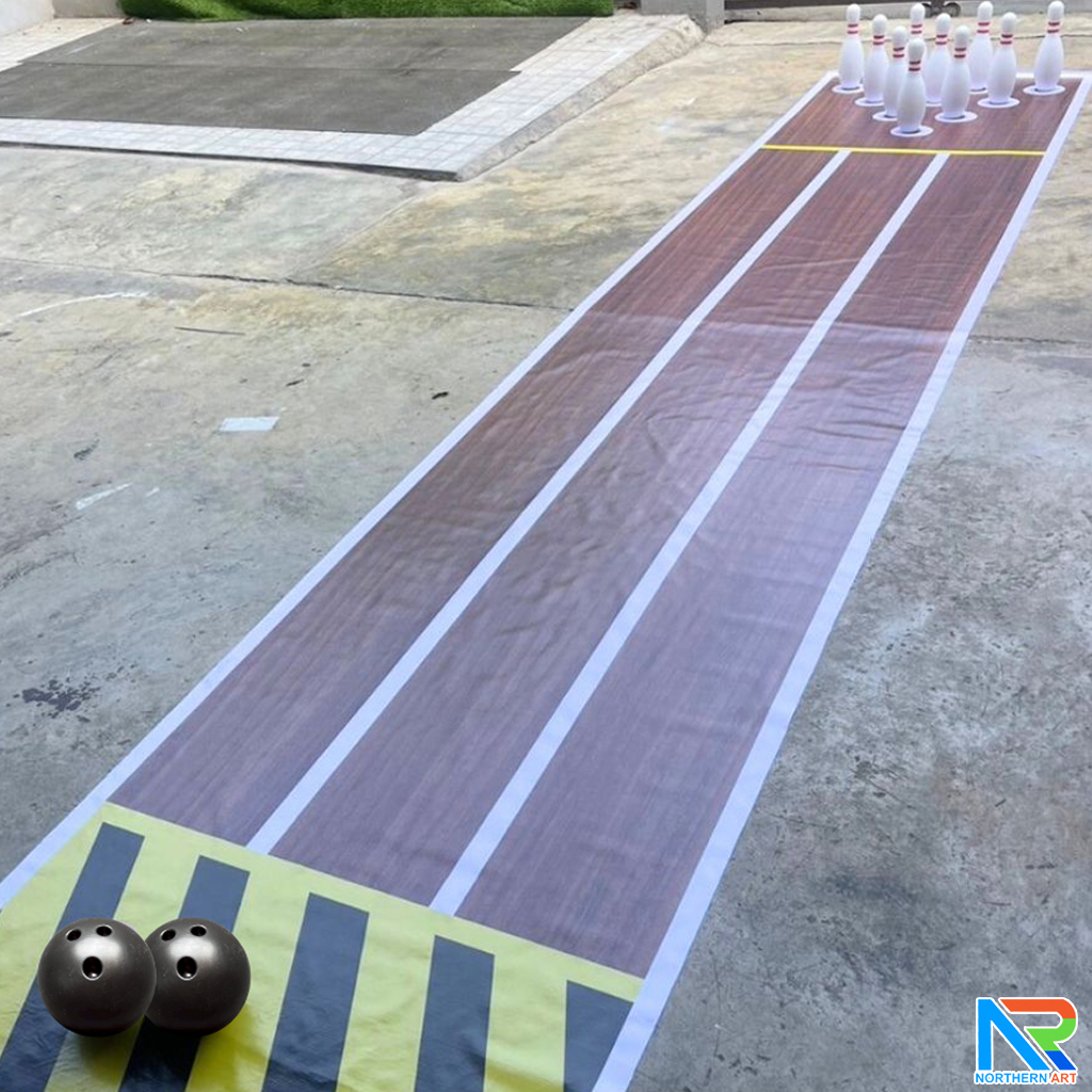 เกมส์โยนโบว์ลิ่งพร้อมผ้าใบ ขนาดโบว์ลิ่ง สูง 30 ซม. ขนาดผ้าใบ (W)100 x (L)497 cm. พร้อมพิน 10 อันและ ลูกบอลสีดำ 2 ลูก