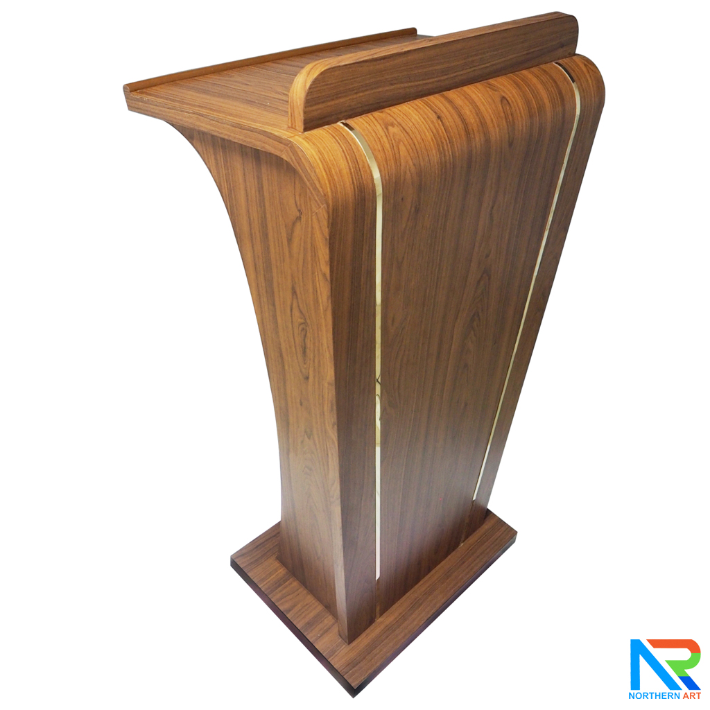 โพเดียม ลายไม้ สีโอ๊ค Top ตรง ขนาด (W) 60 x (L) 39 cm. สูง 120 cm. ตกแต่งแถบสแตนเลสสีทองด้านหน้า พร้อมชั้นวางของ