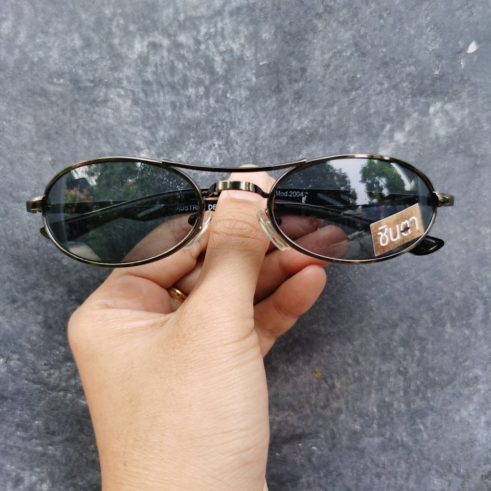 แว่นกันแดด แว่นวินเทจ แว่นเก่าเก็บยุค 90'S Black Tage Bar กรอบสีดำรมควัน เลนส์สีดำ วินเทจแท้ หายากและไม่มีผลิตอีกแล้ว นำเสนอโดย ร้านชินตา
