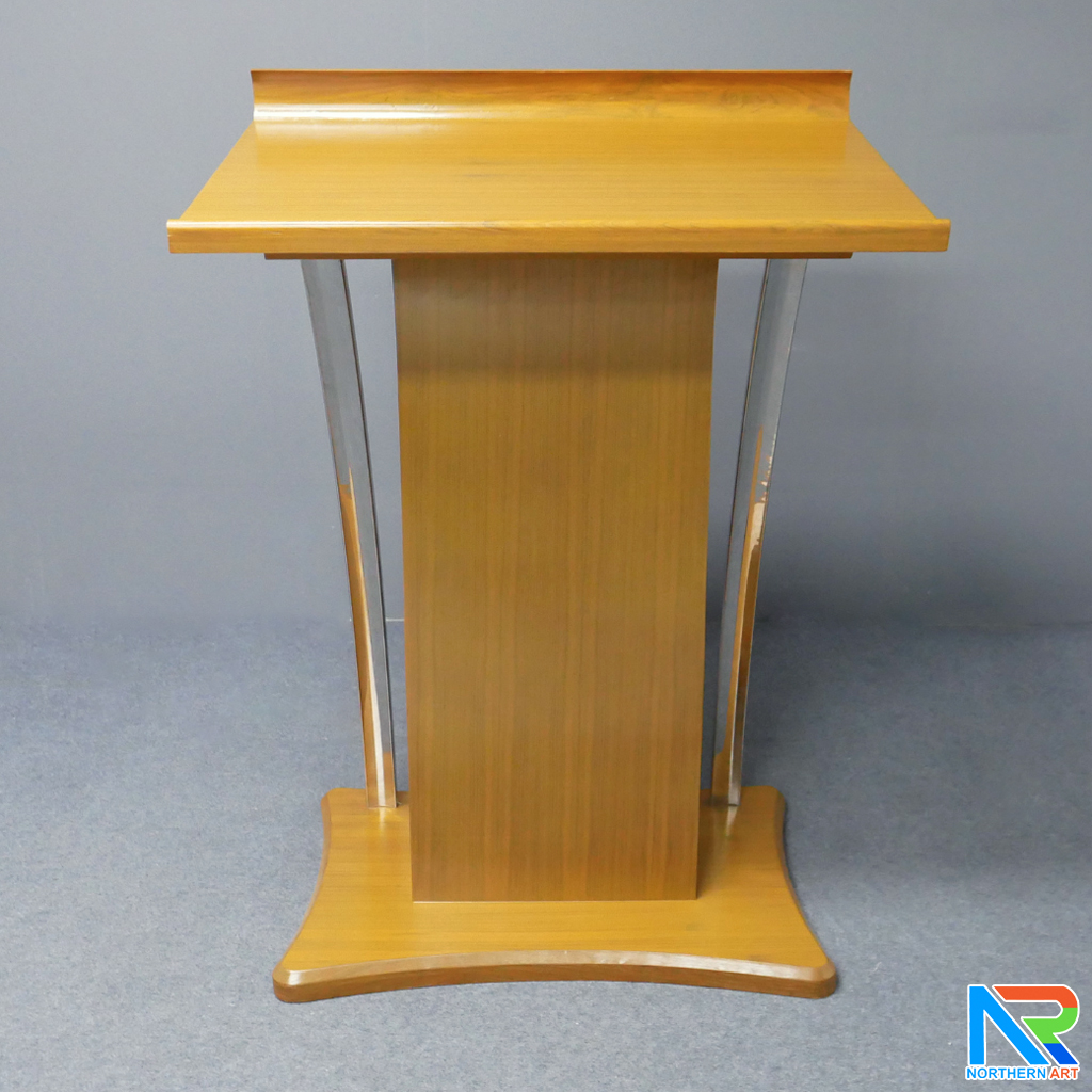 โพเดียมไม้ ยืนคู่ สีสักขนาด (W) 90x (L) 63 x (H) 120 cm. ตกแต่งเสาโค้งสแตนเลสเกรด 304