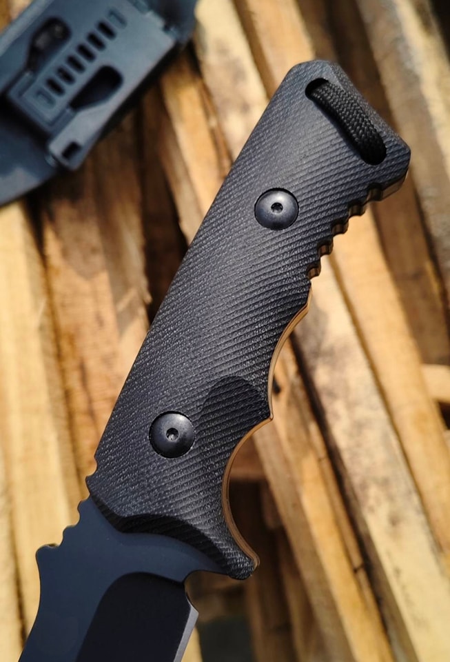 มีด C Black D2 มีดแนวแคมป์ กึ่งไฟท์ติ้ง สันหนา ปลายหนา เหมาะกับงานลุยทุกอย่างบนโลกใบนี้ ใบมีดเหล็กสุดแก่งทำจาก D2 แข็งโหด ด้ามจับมีลายกันลื่นทำจาก G10 มาพร้อมซองพลาสติกติดตั้ง Tek-lock