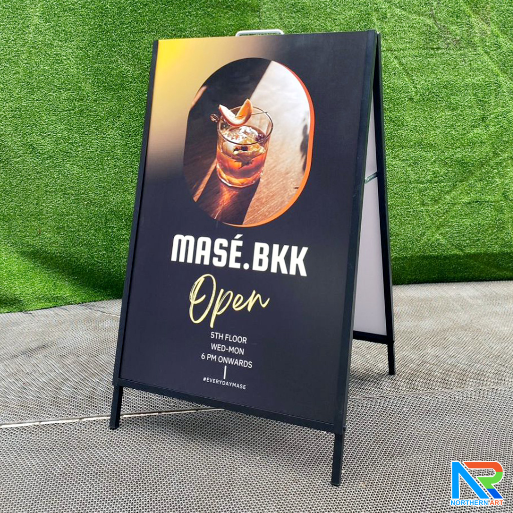 ป้ายตั้งพื้นเหล็ก สีดำ มีด้ามจับ ขนาด 60x90 cm. โชว์งานพิมพ์ 2 ด้าน พับเก็บได้ เคลื่อนย้ายสะดวก