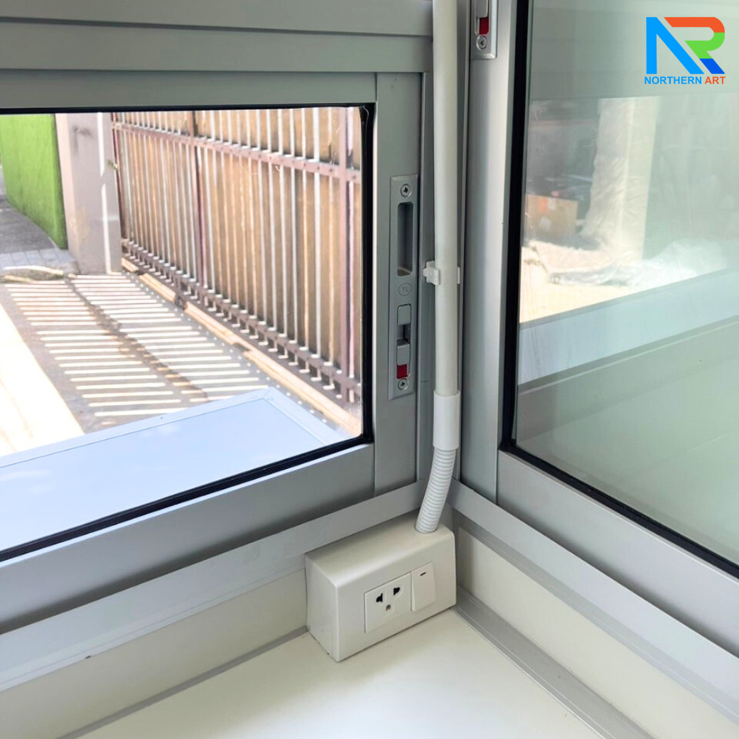 ป้อมยามสำเร็จรูป รุ่น ISOWALL ขนาด 1.50x1.50 ม.โครงสร้างเหล็ก ผนังISOWALL หนา 50 มม.กรอบประตู-หน้าต่าง อะลูมิเนียมสีเงิน