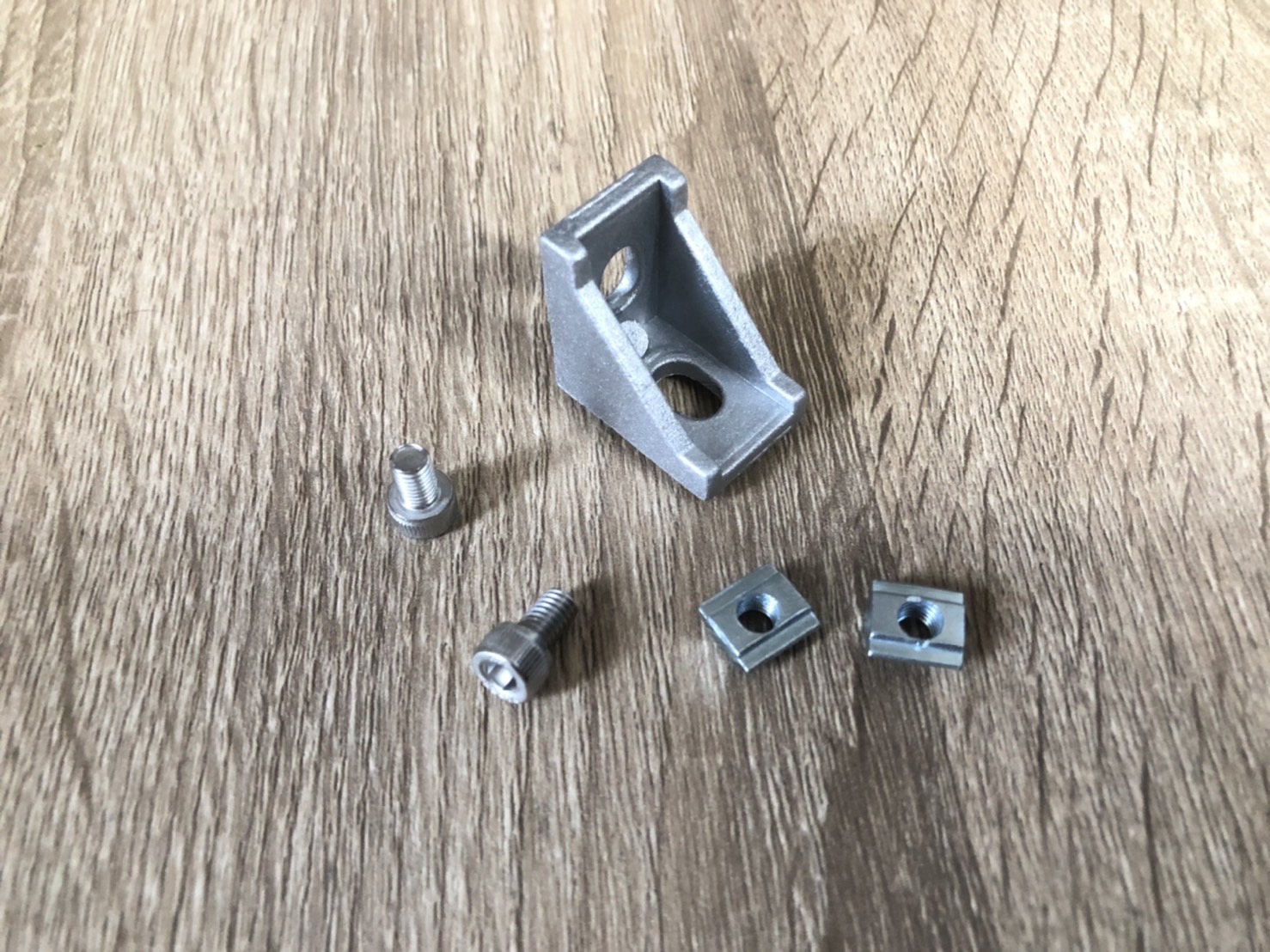 2028 bracket สำหรับอลูมิเนียมโปรไฟล์ 2020 พร้อมชุดน็อตยืด T-Nut M5