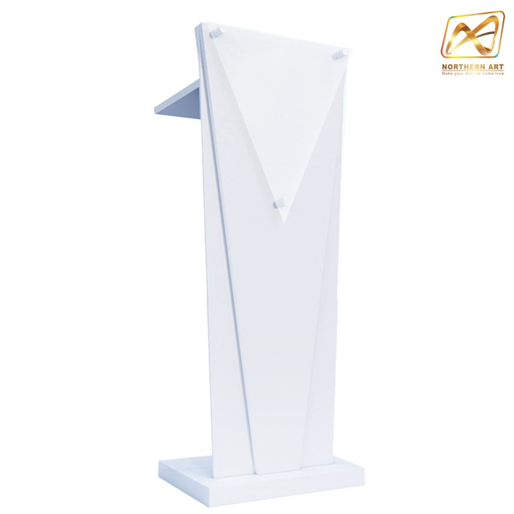 โพเดียมไม้สีขาว ทรงสามเหลี่ยม ขนาด (W) 45 x (L) 35 x (H) 118 cm. ด้านหน้าอะคริลิคใส ติดหมุด สำหรับติดโลโก้