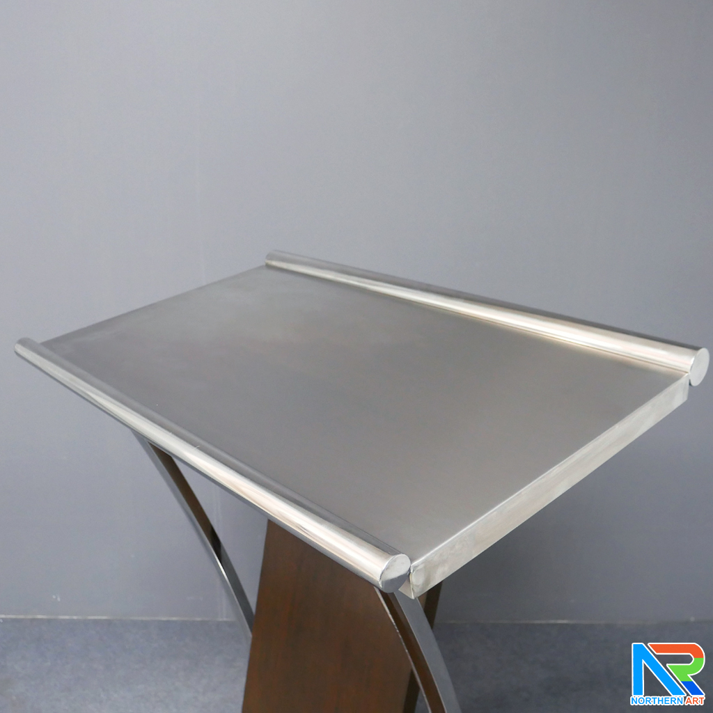 โพเดียมไม้ยืนคู่ Top หุ้มสแตนเลสยืนคู่ สีโอ๊คน้ำตาล ขนาด (W) 90x (L) 59 x (H) 120 cm. พร้อมตกแต่งเสาโค้งสแตนเลสเกรด304