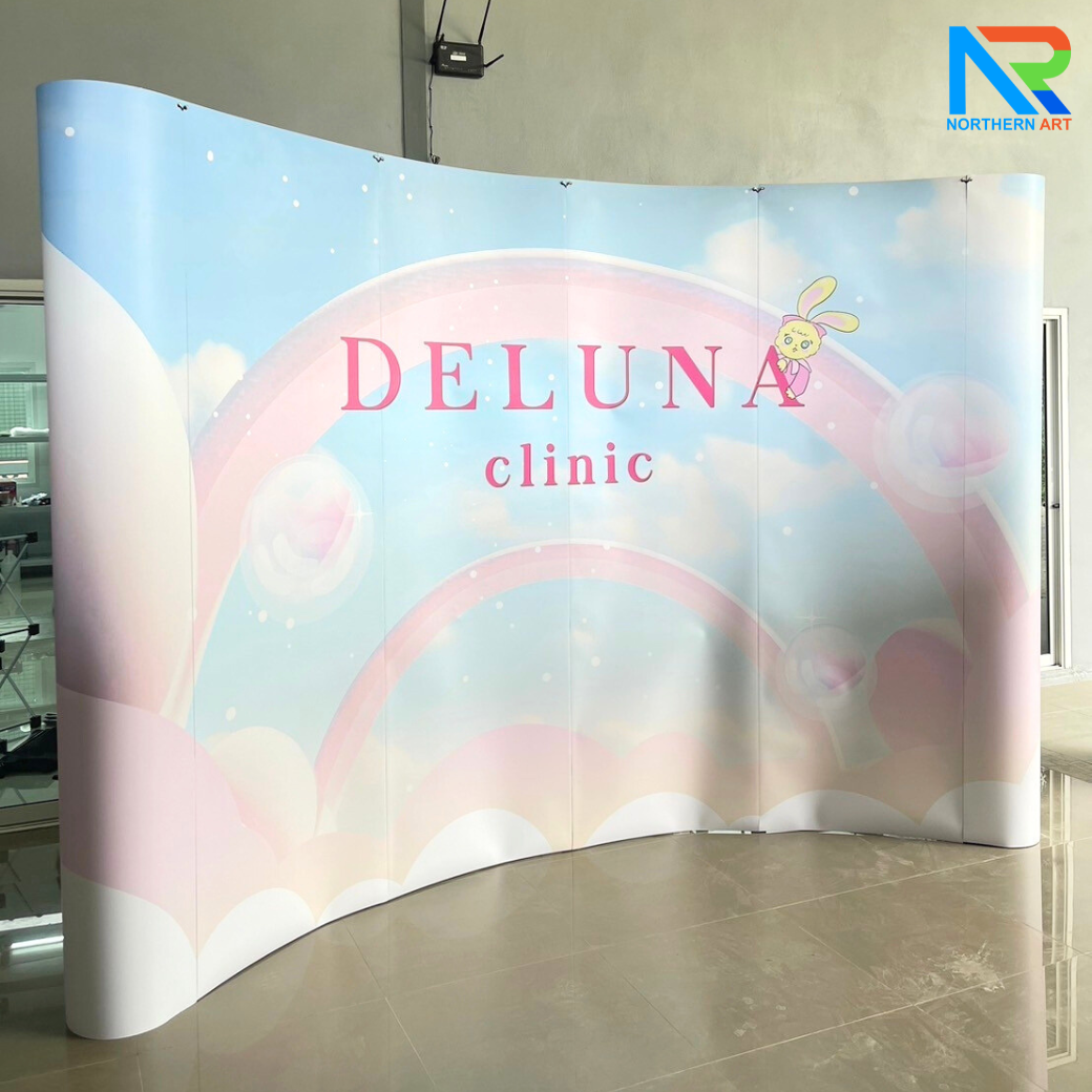 BACK DROP ฉากแบคดรอป รุ่นมน แบบโค้ง โครงอะลูมิเนียม ถอดประกอบได้ พร้อมงานพิมพ์ +โคมไฟ 2 ชุด และกระเป๋าล้อลาก 1 ใบ