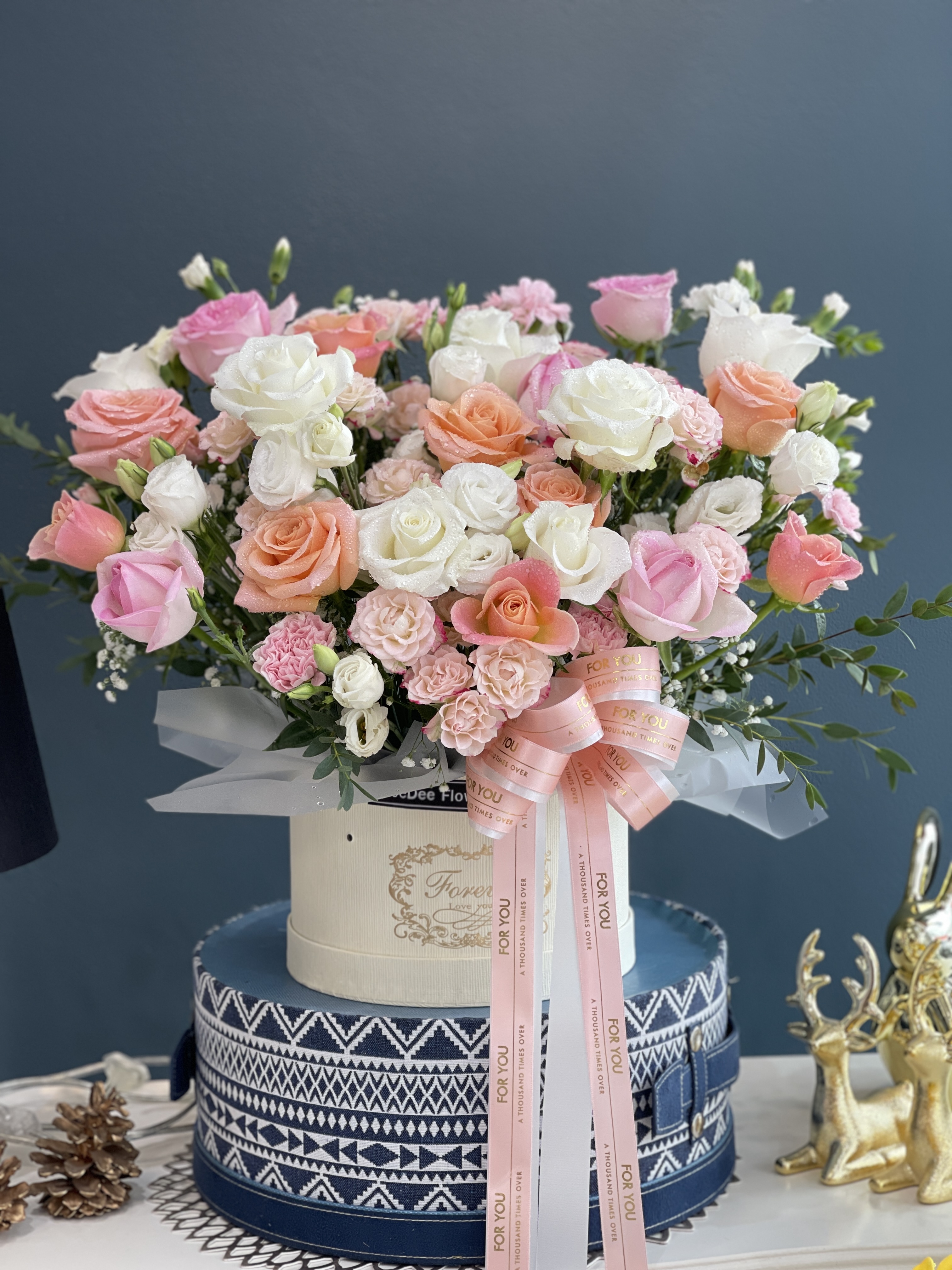 กล่องดอกไม้ Flowerbox กระเช้าดอกไม้ กระเช้าดอกไม้แสดงความยินดี เยี่ยมไข้ วันเกิด