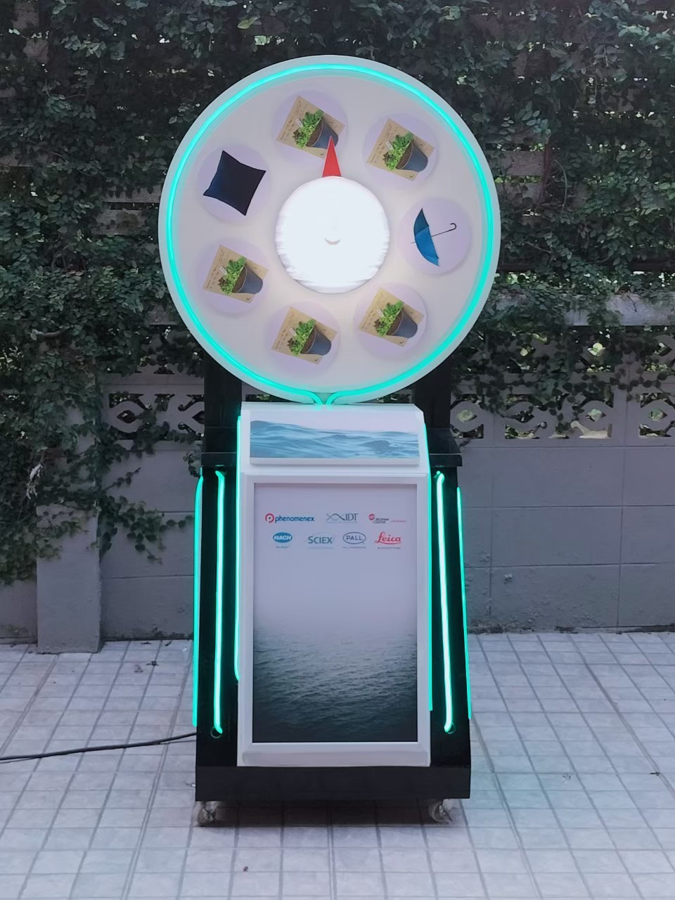 เช่าเกมส์วงล้อ มีไฟ มือหมุน ขนาด (W) 80 x (H) 162 ซม.พร้อมกรอบสแนปเฟรม สำหรับใส่ภาพด้านหน้า