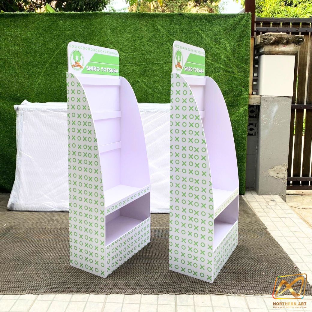 ชั้นวางสินค้าพลาสวูด รุ่น H03 ขนาด (W)55 x (D)30 x (H)150 ซม. พลาสวูดหนา 8 มม.พร้อมงานพิมพ์สติ๊กเกอร์ ( ราคาไม่รวมขอแขวนและป้ายราคา )