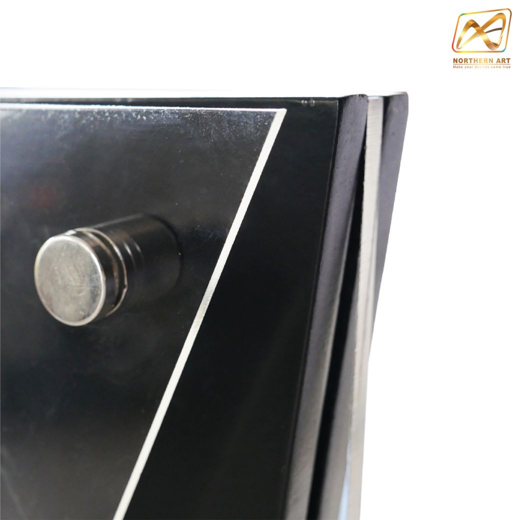 โพเดียมไม้สีดำ ทรงสามเหลี่ยม ขนาด (W) 45 x (L) 35 x (H) 120 cm. ด้านข้างอะคริลิคใส หนา 8 มม. ด้านหน้าอะคริลิคใส ติดหมุด สำหรับติดโลโก้