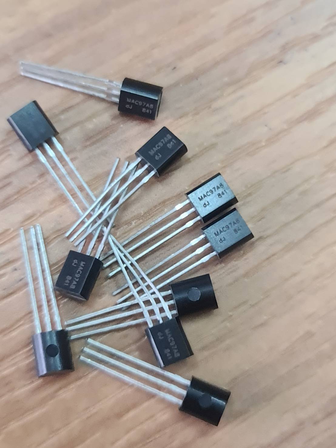 0000201 Chuntian MAC97A8 TO-92 6A 600 โวลต์ไทริสเตอร์ สองทาง ในบรรทัด triode