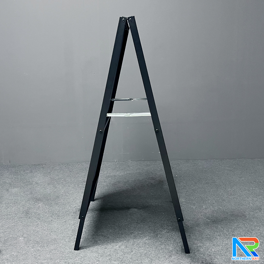 ป้ายตั้งพื้นเหล็ก สีดำ มีด้ามจับ ขนาด 60x90 cm. โชว์งานพิมพ์ 2 ด้าน พับเก็บได้ เคลื่อนย้ายสะดวก
