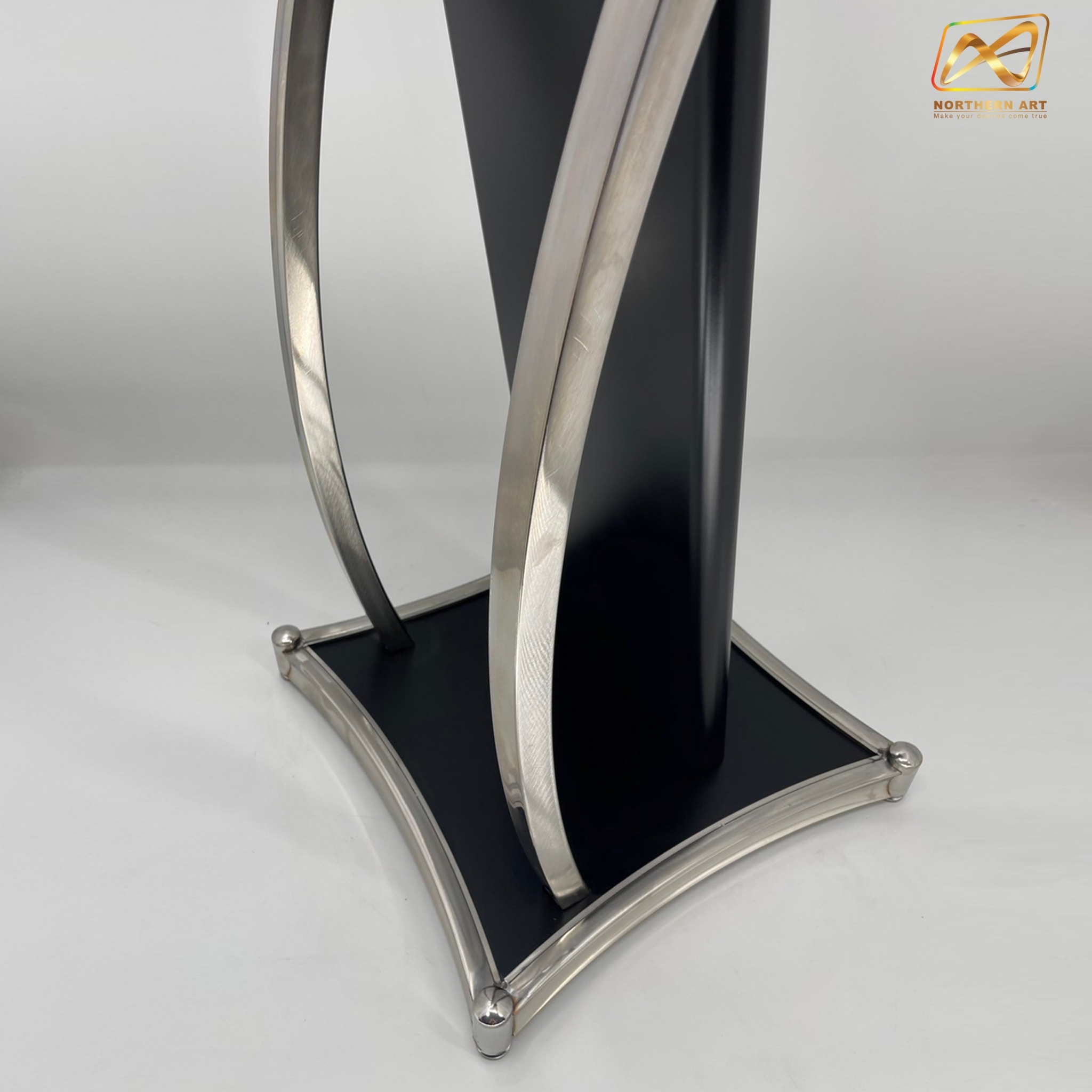 โพเดียมเหล็ก สีดำ ตกแต่งเสาโค้งสแตนเลสสีเงิน เกรด201 ขนาด(W)48 x (L)39 x (H)117 cm.