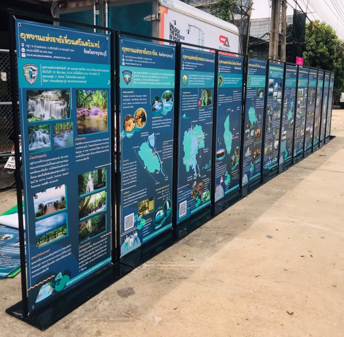 ป้ายตั้งพื้น แบบแขวน ขนาด 80x180 ซม. ฐานเหล็กทึบ สีดำ ถอดประกอบได้ เคลื่อนย้ายสะดวก