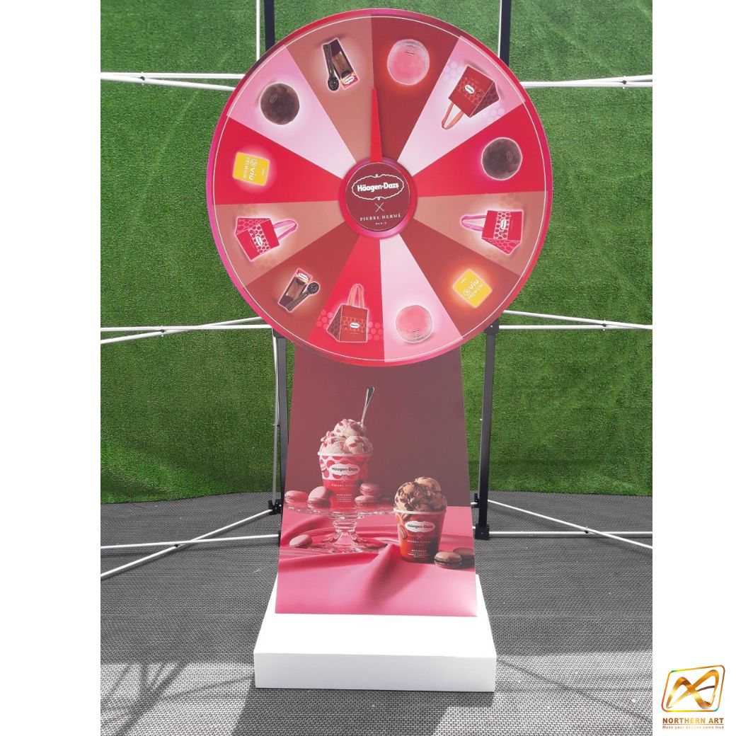 เกมส์วงล้อไม้ ตั้งพื้น ขนาดวงล้อ 80 ซม. สูง 168 ซม. มีล้อเลื่อน สามารถอออกแบบสติ๊กเกอร์ได้ตามความต้องการ