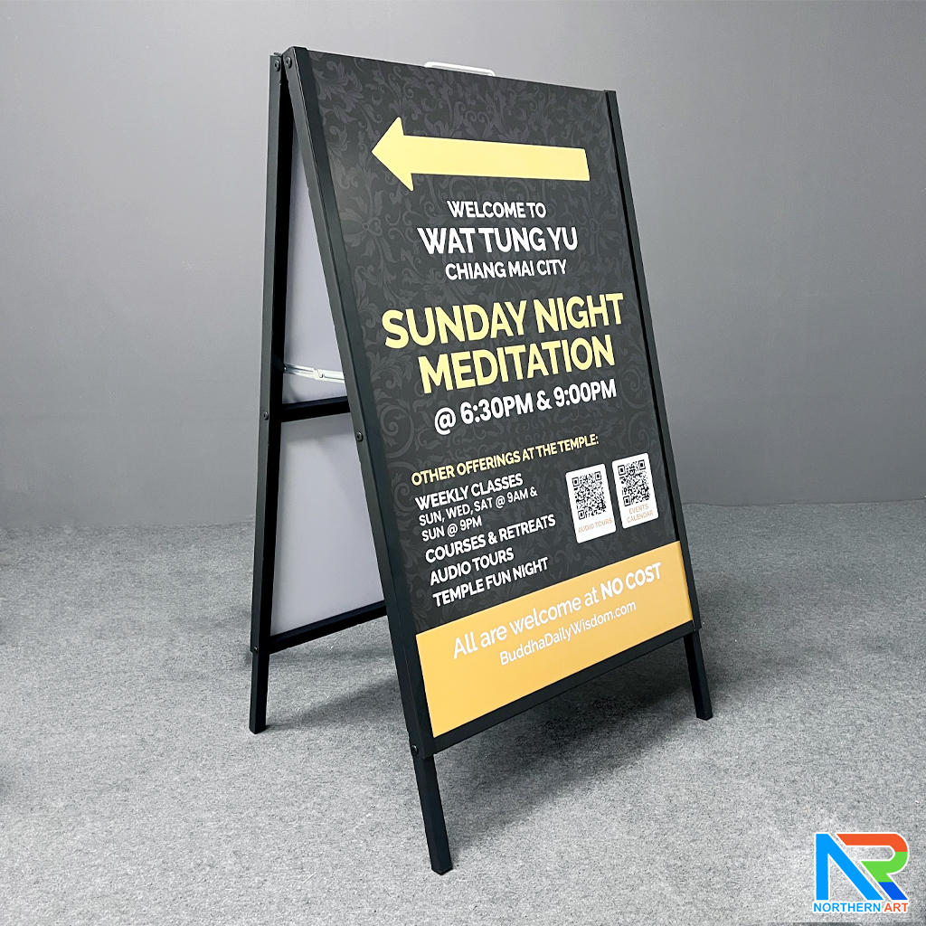 ป้ายตั้งพื้นเหล็ก สีดำ มีด้ามจับ ขนาด 60x90 cm. โชว์งานพิมพ์ 2 ด้าน พับเก็บได้ เคลื่อนย้ายสะดวก