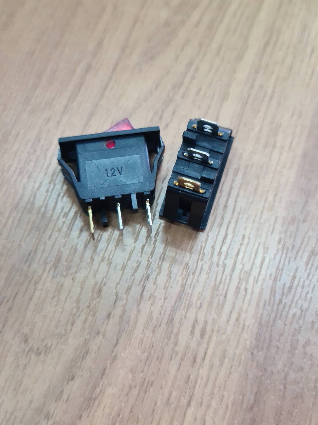 0000769 สวิทซ์ เปิดปิด อย่างดี (ตัวหนา) สี่เหลี่ยม สวิตช์ DC 12 V 3 ขา ไฟสีแดง ขนาดเดียวกับที่ใช้ในปลั๊กพ่วง สวิทช์รางป