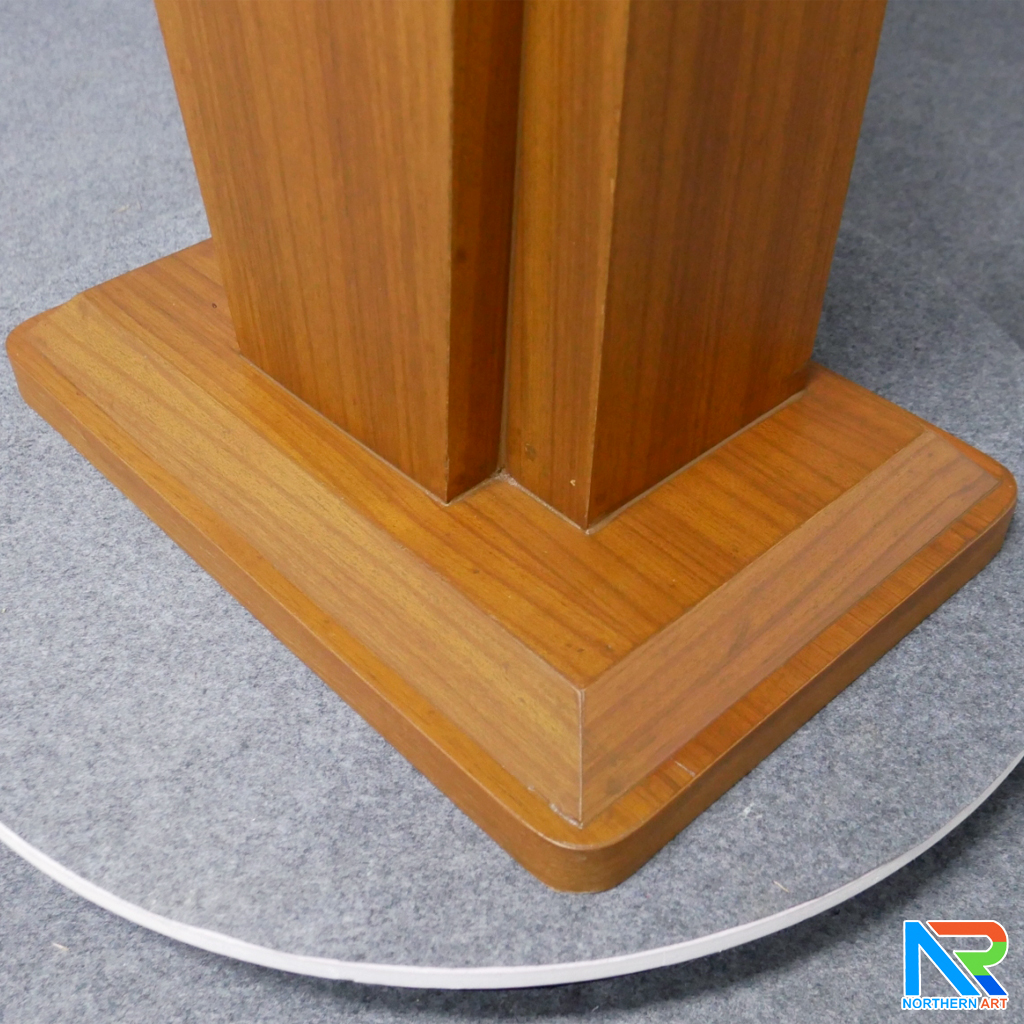 โพเดียมไม้ สีสัก ทรงโมเดิร์น TOPตรง ขนาด (W)56 x (L)48 cm. สูง 112 cm.