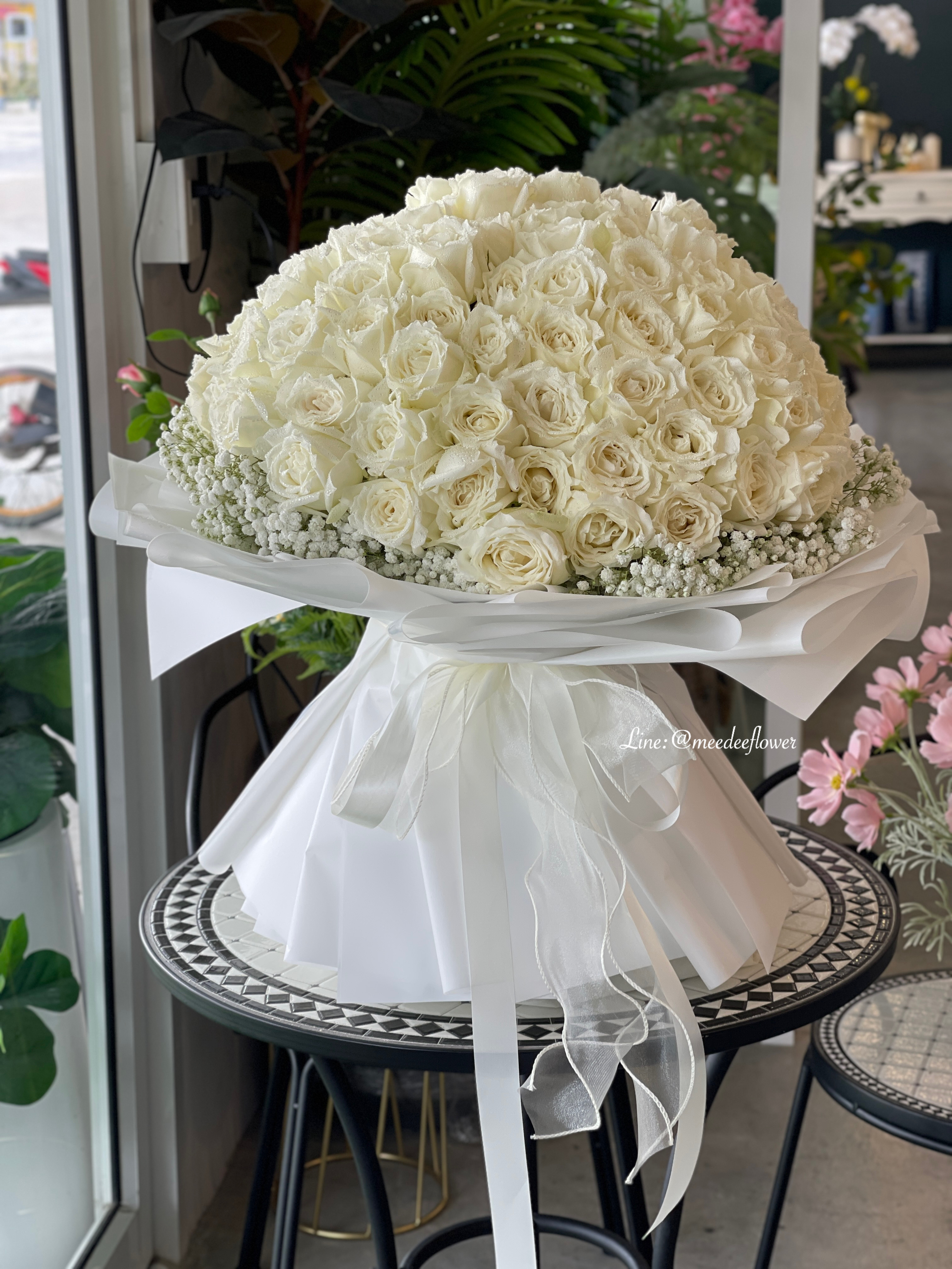 ช่อดอกกุหลาบสีขาว 100 ดอก ช่อกุหลาบขาวตั้งได้