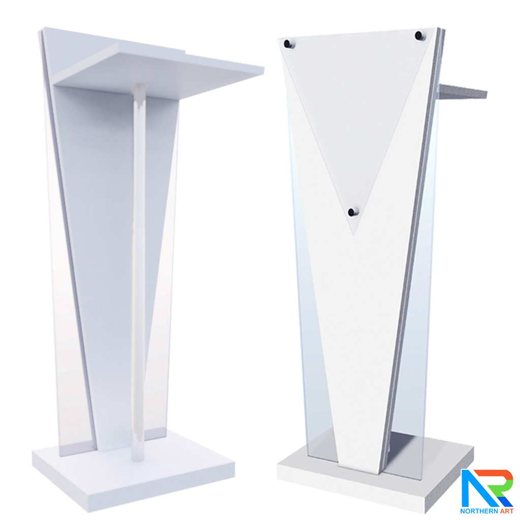 โพเดียมไม้สีขาว ทรงสามเหลี่ยม ขนาด (W) 45 x (L) 35 x (H) 120 cm. ด้านข้างอะคริลิคใส หนา 8 มม. ด้านหน้าอะคริลิคใส ติดหมุด สำหรับติดโลโก้