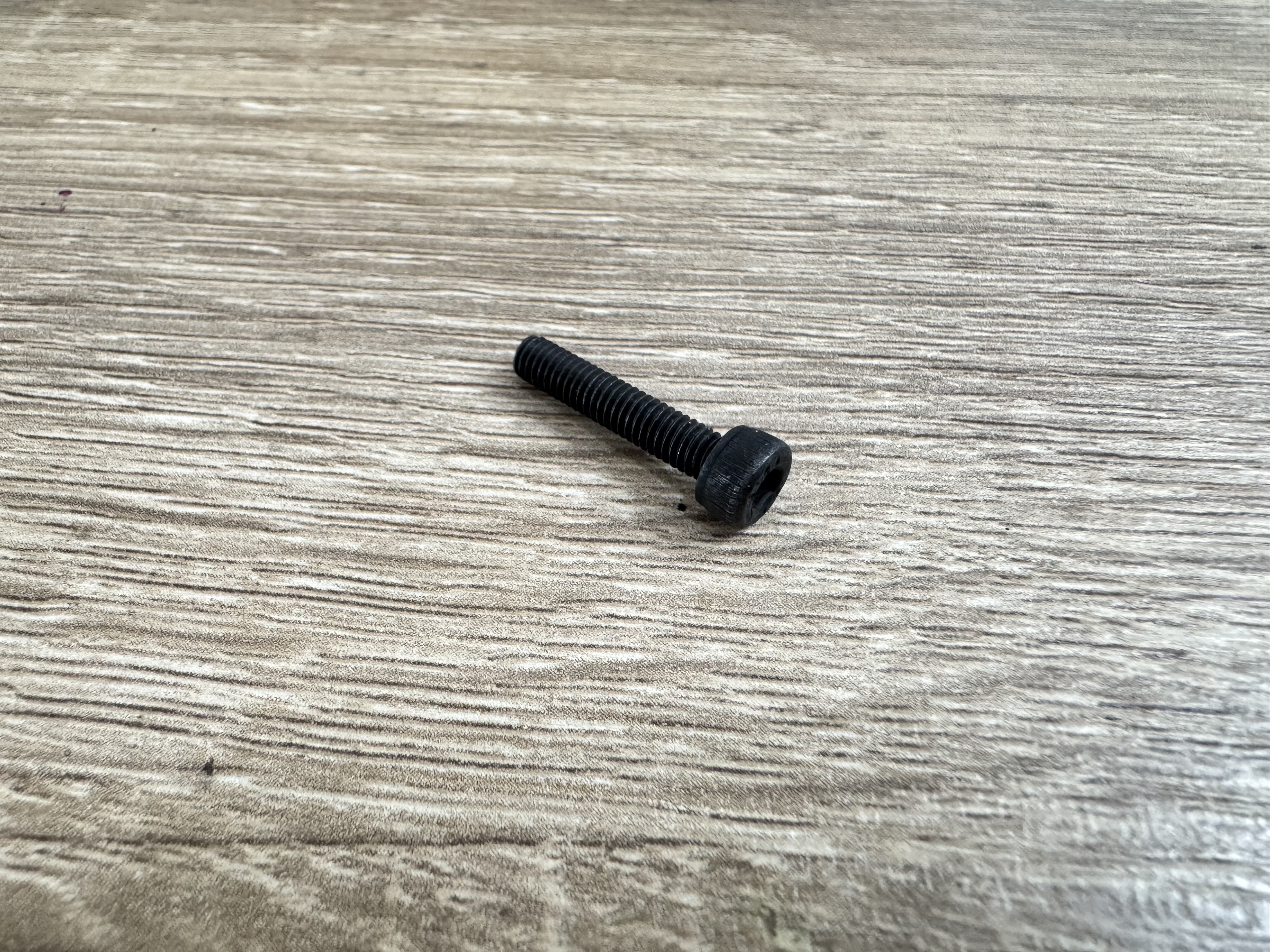 สกรูหัวจมรมดำ M4x20 ความยาวเกลียว 20 mm (ชุด 10 ตัว)