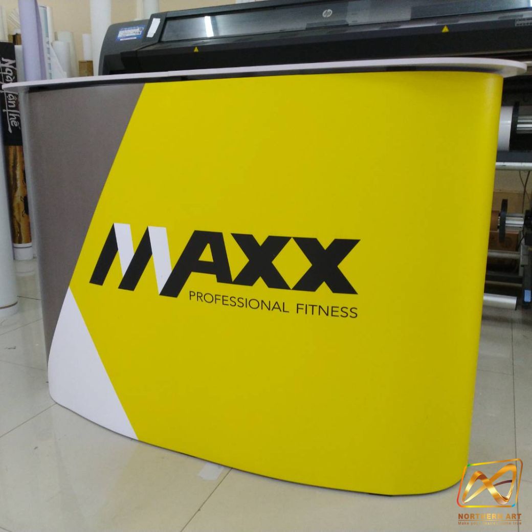 เคาน์เตอร์สำเร็จรูป รุ่นโค้ง TOPสีขาว มีช้นวาง ขนาด (W)133 x (D)39 x (H) 90 cm.โครงอะลูมิเนียม พับเก็บได้ เคลื่อนย้ายสะดวก