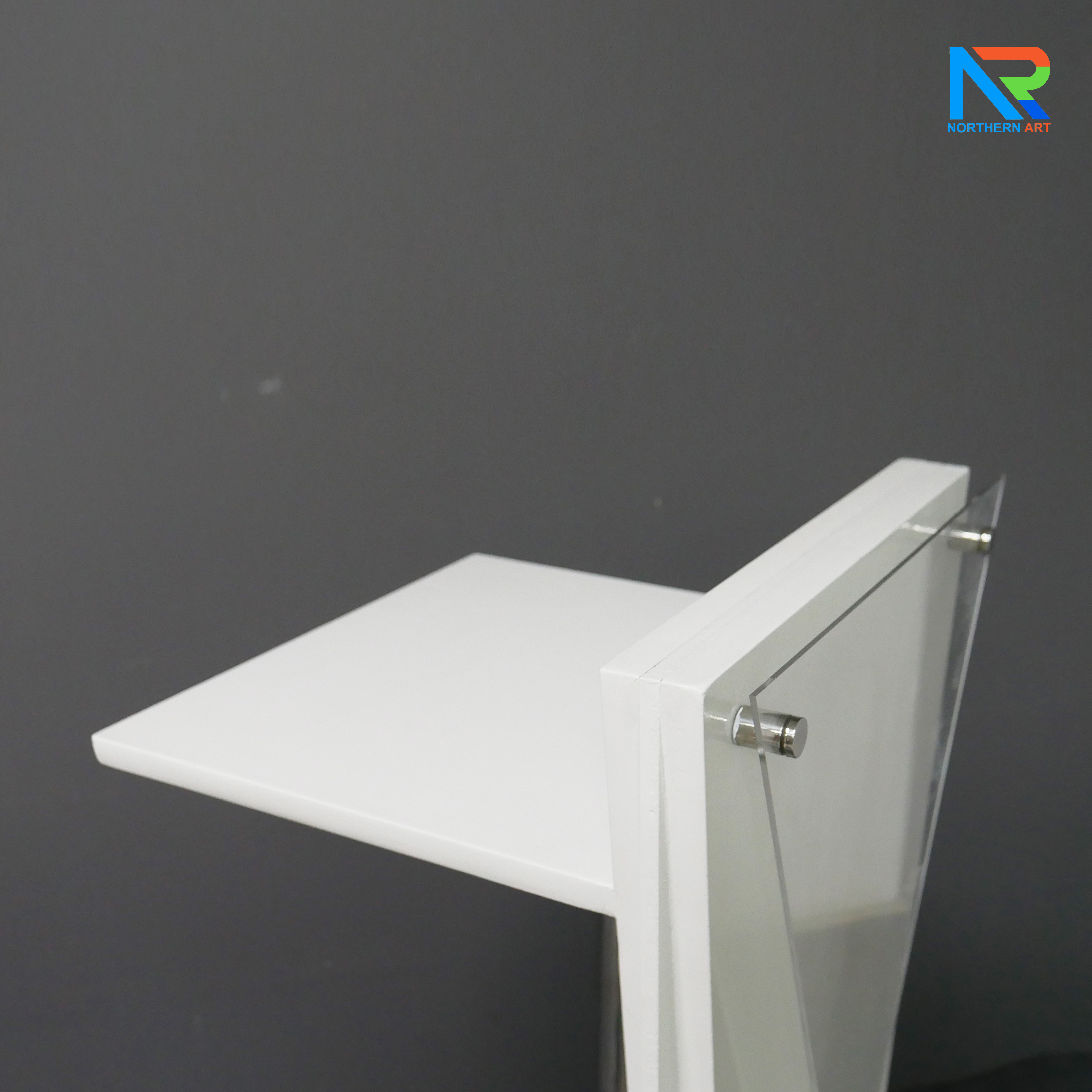 โพเดียมไม้สีขาว ทรงสามเหลี่ยม ขนาด (W) 45 x (L) 35 x (H) 118 cm. ด้านหน้าอะคริลิคใส ติดหมุด สำหรับติดโลโก้