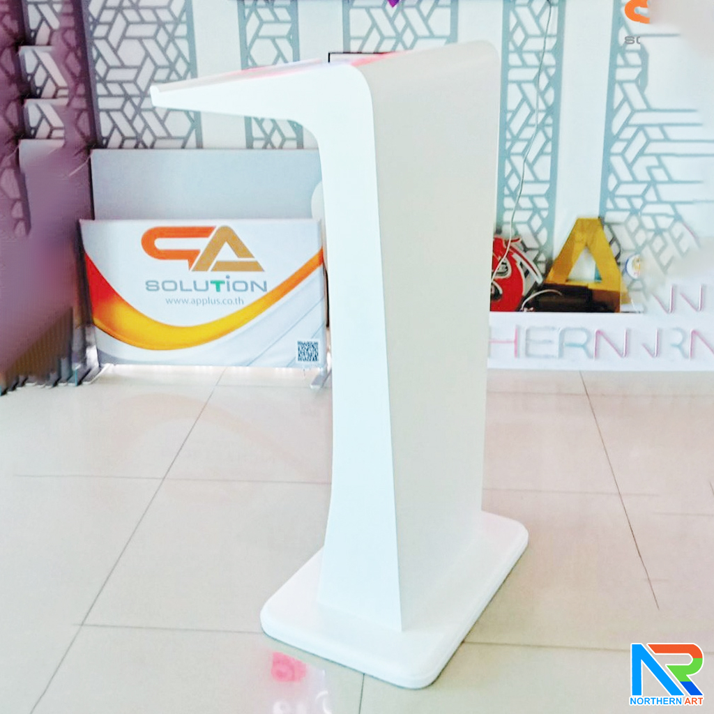 โพเดียมไม้ สีขาว รุ่น PD-11 ทรงโมเดิร์น ขนาด (W)55 x (L)40 x (H)115 cm. TOP เอียง พร้อมชั้นวางของ