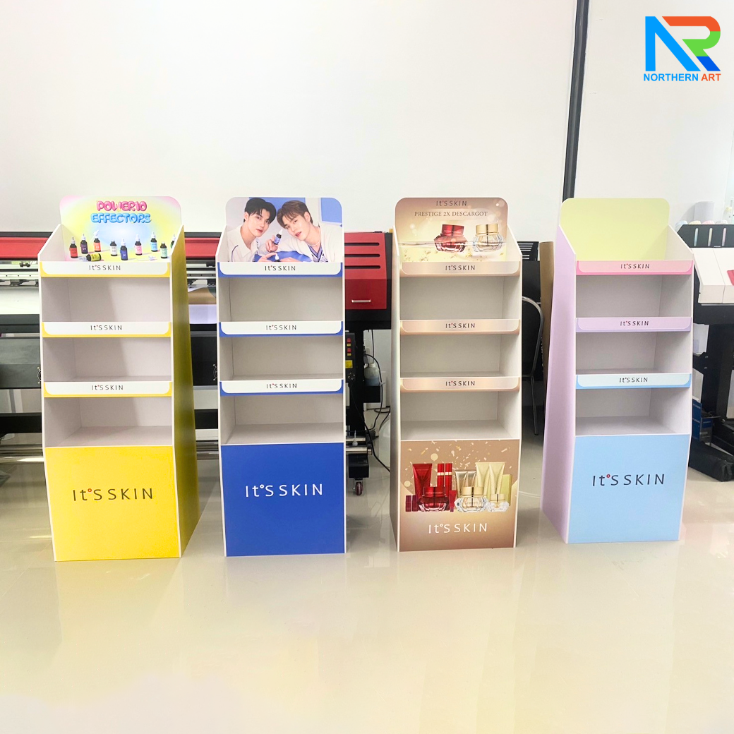 ชั้นวางสินค้าพลาสวูด 4 ชั้น ขนาด (W)52 x (D)32 x (H)150 ซม. พร้อมงานพิมพ์ พลาสวูดหนา 8 มม.