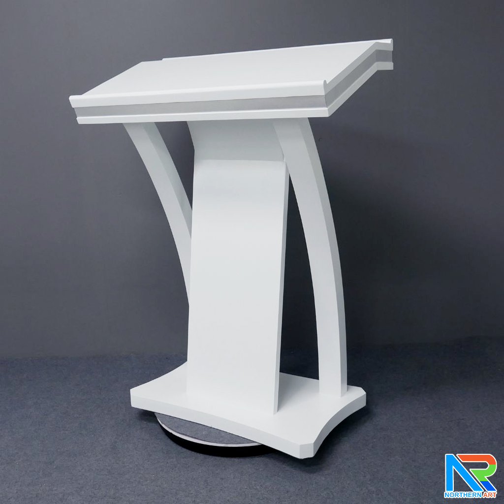 โพเดียมไม้ ยืนคู่ สีขาว ขนาด (W)90 x (L)52 x (H)120 cm. ตกแต่งแถบลามิเนตสีเงินเงาTOPและเสาข้าง