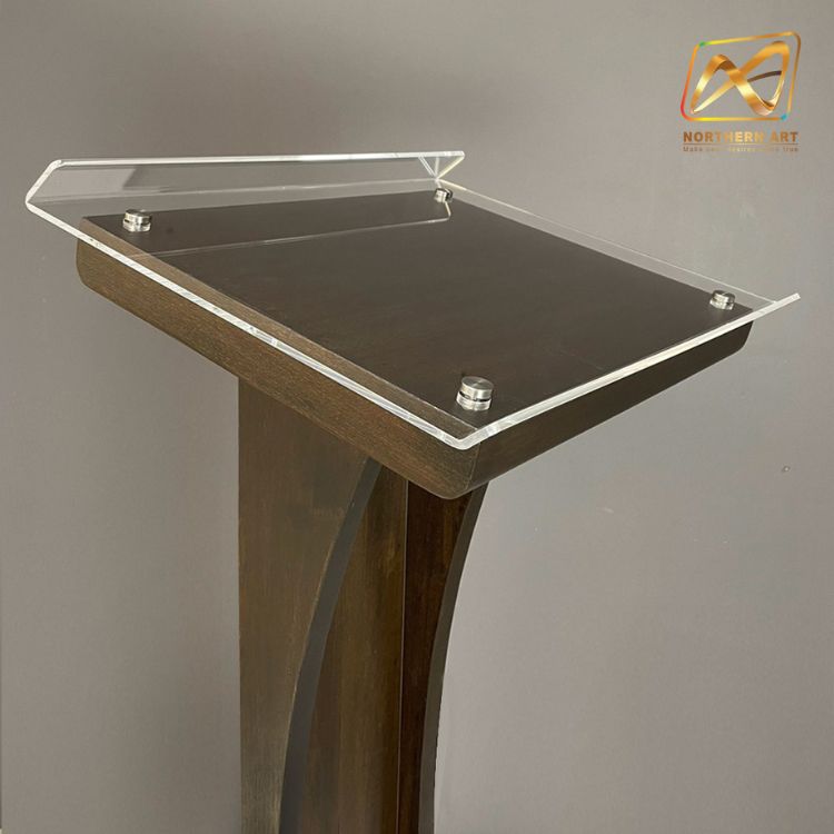 โพเดียมลายไม้ สีโอ๊คเข้ม ขนาด (W) 48 x (L) 40 x (H) 120 cm. Top เอียง ปิดทับอะคริลิคใสพร้อมหมุด