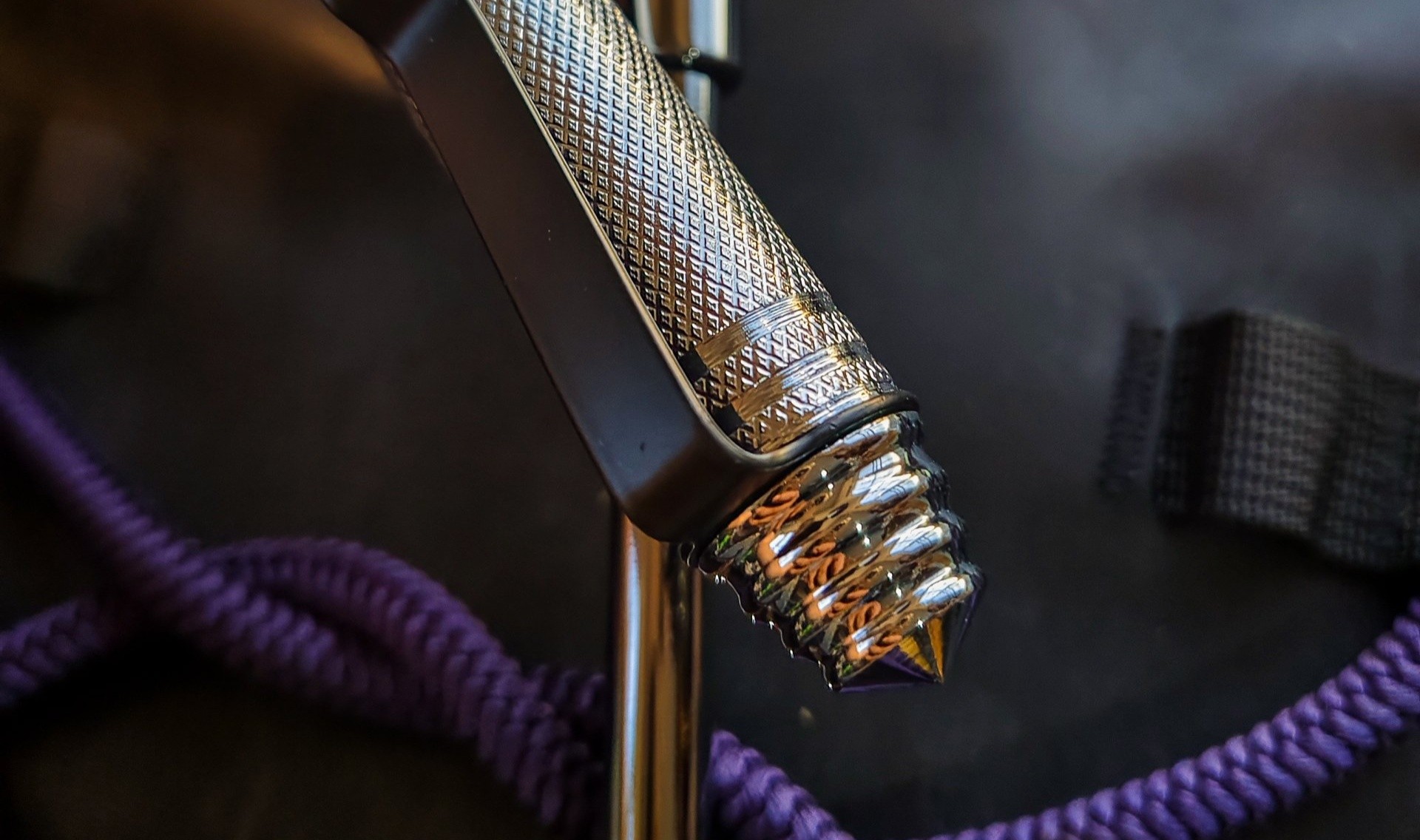 อัพเกรดใหม่ ระบบและคลิปพก นุ่มนวลขึ้น ท้ายเพิ่มเกลียวใช้ทุบกระจกได้ 🎯 มี 2 สี สีดำโครเมี่ยม กับสีขาวโครเมียม เวลากางเต็มที่ยาว 12.2 นิ้ว เวลาพับเก็บ 5.3 นิ้ว หนัก 220 กรัม