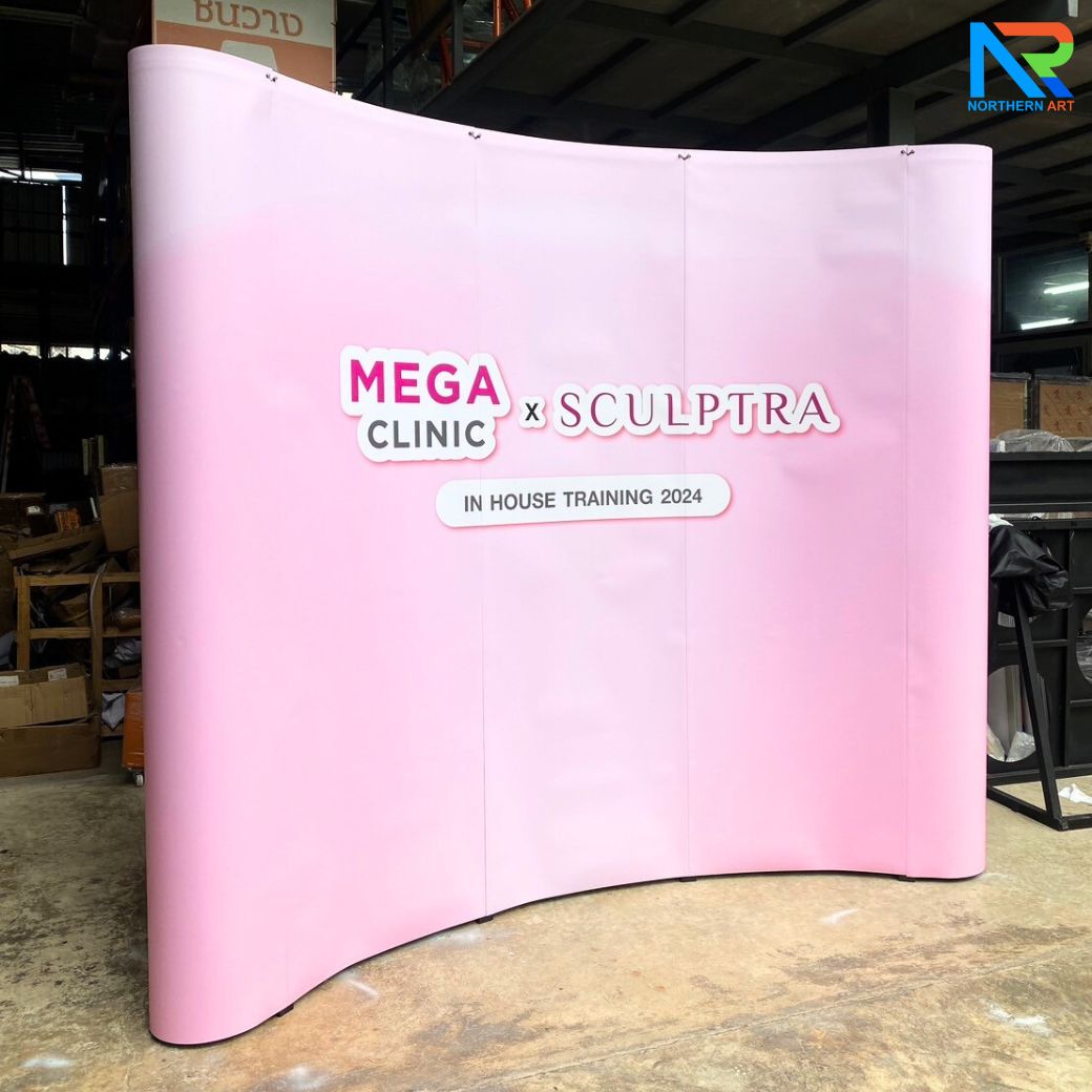 BACK DROP ฉากแบคดรอป รุ่นมน แบบโค้ง โครงอะลูมิเนียม ถอดประกอบได้ พร้อมงานพิมพ์ +โคมไฟ 2 ชุด และกระเป๋าล้อลาก 1 ใบ