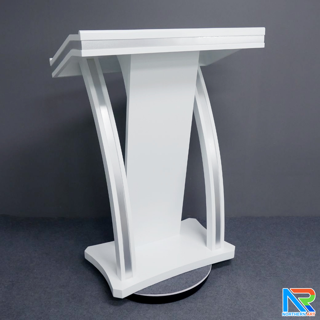 โพเดียมไม้ ยืนคู่ สีขาว ขนาด (W)90 x (L)52 x (H)120 cm. ตกแต่งแถบลามิเนตสีเงินเงาTOPและเสาข้าง